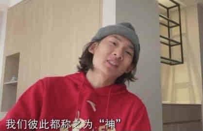 因此，巴萨需要一位强力后腰，除了具备后场出球能力以外，还可以在后卫前面起到拦截和保护的作用。